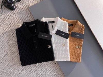 杜嘉班纳 2025 新品短袖polo，帅气时尚，顶级定位顶织字母Logo，简约百搭款。面料针织 不仅挺括，保持潮流的廓形，又穿着舒适，纱织更细腻，码数M-3Xl