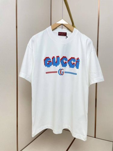 gucci新款重叠字母T恤 双G标识 整体硅胶印花 尽显高级 肩部通肩压条 280克纯棉面料舒适透气 黑白双色 男女同款 码数S-Xxl
