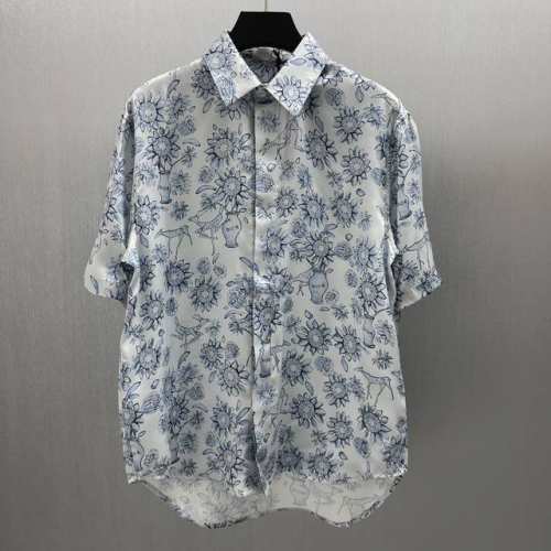 Cd 小鹿花丛蚕丝短衬衫 Size : S-Xl 这款村衫来自 Dior And Hylton Nel 联名系列，展现了对艺术家作品的诠释。采用淡蓝色桑蚕丝提花