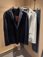 loro Piana诺悠翩雅 2025春夏男士西装外套，最新的贸易订单全品相！！网红款！上身舒适透气，不僵硬，整体有着丰富的立体感，品质出口订单，定制专属面料剪