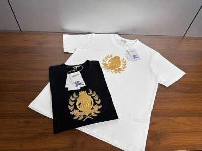 Burberry短袖T恤 工艺：刺绣 颜色：黑色 白色 码数：S～Xl 面料：精梳紧密棉盖棉280G 柔顺手感，做工细致。男女同款宽松版型！
