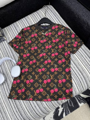 爆款现货 原单品质 Lv*｜25新品印花短袖T恤 精致常规版型上身巨显瘦！ 定制最新印花 低调奢华！ 时髦精必备单品解锁所有穿搭！ 认准我家品质！经典单品时髦又