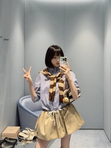 Miumi* 25Ss春夏新款 徽标蓝格纹纽扣衬衫丨独家Yb开发 高版出品 黑底白字品牌徽标在左胸位置低调点缀 赋予经典廓形当代气质 精密剪裁的翻领勾勒颈部线条