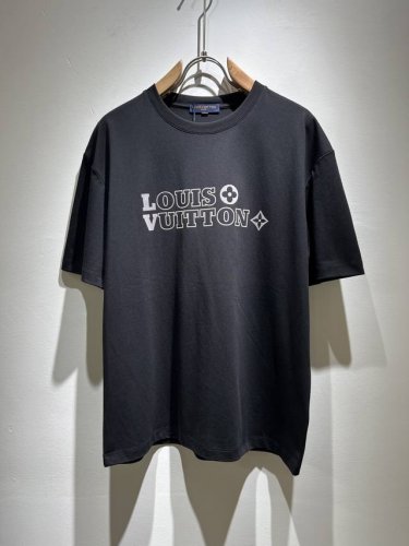 Louisvuitt*路易*登 2025春夏全新系列单品上线，非常时髦前卫的一款男女同款短袖T恤，标识Logo图案压绒修饰！区别于以往的不同，宣示品牌传承多年的