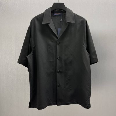 lu 泡泡纱暗纹短衬衫 Size S-Xl 本款短袖衬衫取材华美丝棉混纺泡泡纱，为体闲廓形融入简洁开领，再以全幅 Mini Monogram 压纹点明品牌身