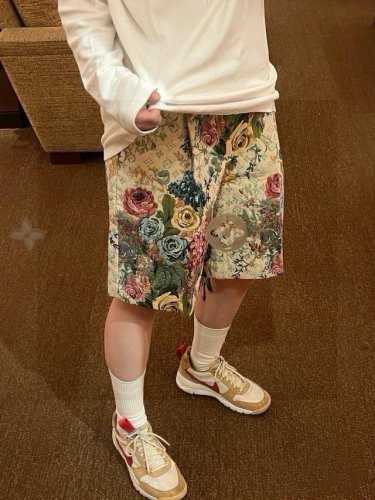 高品质 品名： Lv-23Ss 夏新款花卉提花休闲宽松阔腿抽绳松紧短裤 面料：提花面料 颜色： 花卉图案 尺码M-L-Xl 腰围 臀围 裤长 M 70 110