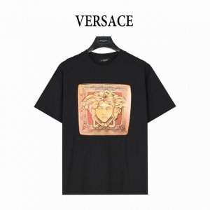 Versace 范思哲 方格美杜莎头像印花Logo短袖T恤 夏季渠道限定新款 简约又不失风格的复古品牌标识， 夏日炸街酷毙了 情侣气质款，两色推荐入手。 客供定