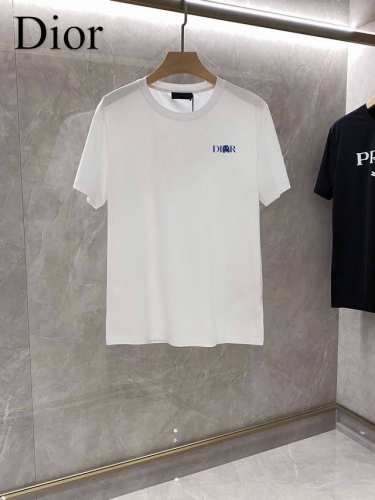p130 Dior 2025最新男士高端好货，胸前字母徽标印花图案增添活力感！最经典一目了然的干净与纯粹的结合.必入款推荐！选用190克双股丝光面料制成 纹理清