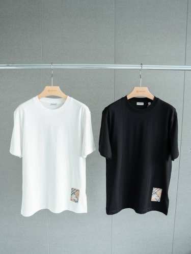 Burberry博柏利 Fw25下摆战马标签圆领短袖T恤 男女通穿 颜色：黑色 白色 尺码： S M L Xl 尺寸推荐： 身高 ，体重110，穿S 身高168