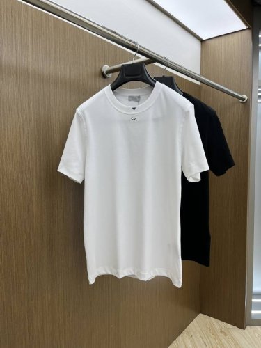 新款 Cd 高端定制 2025春夏新款首发专柜最新款短袖圆领T恤 高端订制 设计前卫时尚！品牌Logo重工艺设计 高端定制丝光云朵棉面料.手感柔软.穿着舒适.专