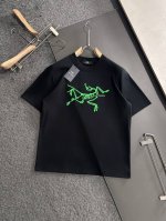 Arc 重磅推荐！2025Ss夏装新品 专柜在售 经典款历久不衰 最新系列荧光图案Logo短袖T恤 必须人手一件的节奏！进口顶极高密度纯棉面料，极为亲肤舒适 摸