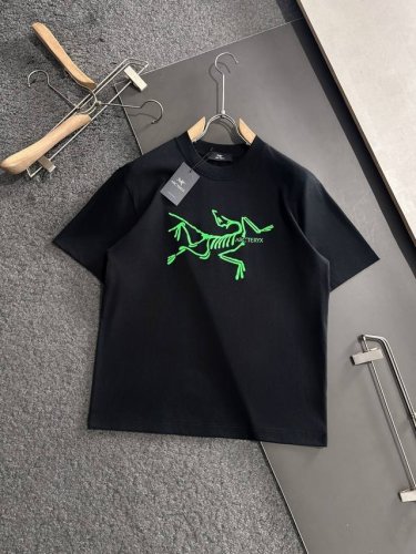 Arc 重磅推荐！2025Ss夏装新品 专柜在售 经典款历久不衰 最新系列荧光图案Logo短袖T恤 必须人手一件的节奏！进口顶极高密度纯棉面料，极为亲肤舒适 摸