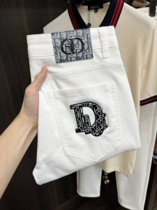 主推 Dior 2025春季独家专供新款秘迪奥潮男时尚休闲牛仔裤，春季新款裤子 高端欧版原单潮流时尚休闲裤子 透气舒适度高，细节无可挑剔，品牌元素设计理念，体现