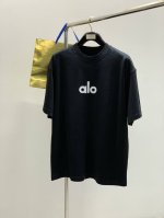 Alo 阿洛，2025夏季最新款，专柜同步有售，原单狠货，时尚休闲圆领短袖T恤，上身很有特点！吸睛而有亮点，进口原版面料，顶级印花工艺字母图案装饰Logo，简单