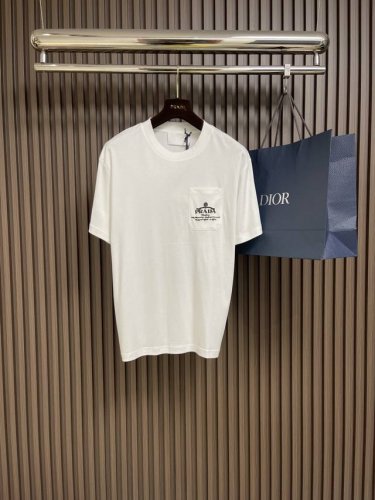 prada 2025Ss早春新款口袋刺绣款短袖T恤，呈现简约格调，合体的型面料采用朱迪棉料上身舒适透气挺括有型简洁的设计和一身舒适的面料，属性令这件衣服成为真正