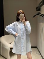 Miumi* 25Ss春夏新款 微标男友风条纹长款衬衫裙丨独家Yb开发 高版出品 色织条纹面料 饰有品牌标识徽标刺绣 翻领领口 纽扣开合 男友风廓形设计 曲线弧