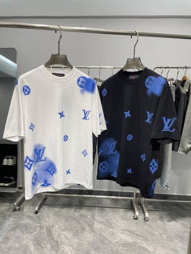 LV25Ss春夏新款平纹针织棉布圆领短Tee，男女同款老花Logo喷绘图案休闲短袖T恤衫！贸易公司渠道稀出，同步官网发售！一款集时尚与艺术于一身的精致单品！ 其