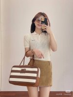 Miumi*2025新品 镂空针织翻领短袖 原版开发 高版出品 全棉纱线织造 质感高级 透气舒适 针织翻领半开襟短袖上衣剪裁 通体利用镂空钩针肌理交织 勾勒出波