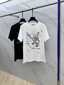 prad*普拉达 2025Fw春夏新品圆领打底外穿T恤 立体感Logo微廓形半袖纯棉打底T恤 棉 手感面糯有骨感 柔而有韧性 龟背工艺处理 格子拼接袖子 韧性和