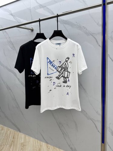 prad*普拉达 2025Fw春夏新品圆领打底外穿T恤 立体感Logo微廓形半袖纯棉打底T恤 棉 手感面糯有骨感 柔而有韧性 龟背工艺处理 格子拼接袖子 韧性和