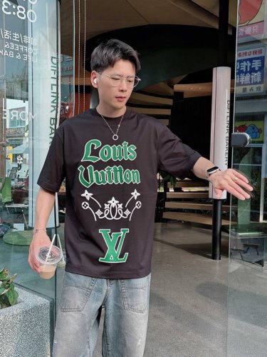 lv 2025春夏新款首发专柜最新款短袖圆领T恤 高端订制 设计前卫时尚！品牌Logo重工艺设计 高端定制丝光云朵棉面料.手感柔软.穿着舒适.专柜级别精致车线.