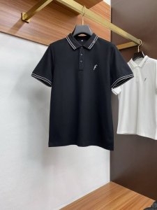 菲拉格慕 臻品定制系列的设计polo衫确实独具匠心 展现了定制服装的精致与品味 定制蜂窝珠地材质 不仅触感柔软舒适 还具有良好的透气性和吸湿性 确保穿着者在任何