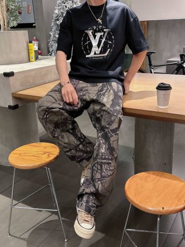 25Ss Lv秀场新款圆领短袖T恤 选用330克双纱平织棉面料打造 胸前Lv镭射3D立体印花工艺 后部点缀Marque L.Vuitton Deposee标签