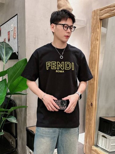 芬迪夏季新品 全新洗水刺绣工艺 高定面料 玉蚕丝般的丝滑 时尚经典圆领短袖时尚单品设计 更加时尚舒适 高标准定制 上身非常有型 客供辅料 客供进口高档面料质感非