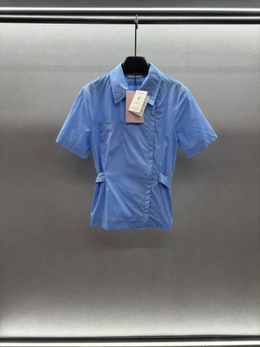 2680 Spring And Summer ！Miumi*，翻领系腰衬衫， 春夏系列超有设计感，轻松就可营造纯欲风格， 青春少女风拿捏死死的！ 三码！