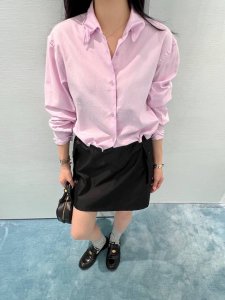 prada 25早春走秀款衬衫 prada 秀款蓝色衬衫太好看了 衣柜不可缺少 经典常规版设计 很巧妙的把Logo放在了领子底下 设计很加分 这个蓝色太显白了