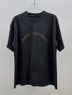 Acne Studios圆领T恤 字母采用电脑数码激光厚板工艺 280克全棉双股精纱洗旧面料。 宽松のS版型裁剪，符合当下的潮流审美，大大地 一件包容性强，随意