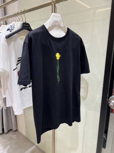 花束T 正面的手绘单支花朵与背面的成束花朵相呼应，搭配着标志性的字母徽标，品牌自带的时尚感立现 宽松的落肩裁剪，不仅显得随性大方 呈现出显瘦的视觉效果。采用克重