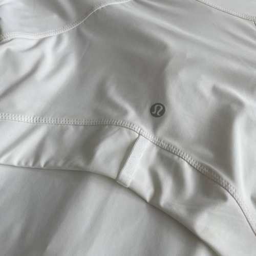 细节图 品质运动Lululemon 露露乐蒙 四色立领夏季原纱小蛮腰冰感防晒衣 女款上衣 它简直就是防晒界的翘楚！后背透气设计 只需这一件，就能拥有防紫外线、透