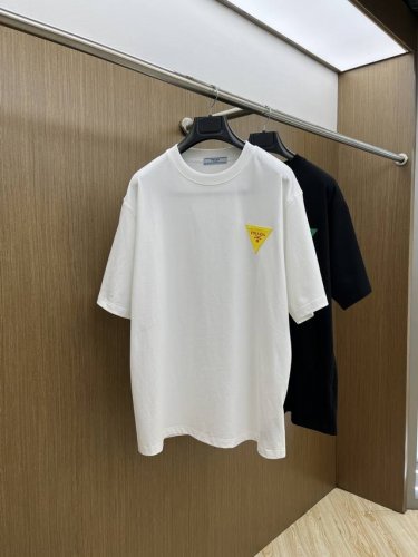 新款 Pd 2540Fw春夏新品圆领打底外穿T恤，立体感Logo微廓形半袖活性纯棉打底T恤，棉，手感面糯有骨感，柔而有韧性。工艺处理，韧性和抗皱性能得到大幅度提