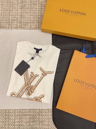 lo Is&Vuitt N 25Ss新品上线 航海系列绳索印花链条短袖T恤 yb一比一开发 最高版本发售 胸前绳索设计的1V标志 极具辨识度 很喜欢航海系列的设