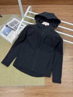 210包邮 迪桑特梭织女款软壳夹克外套冲锋衣 傲视全网，最新科技面料，此款衣服正如它的设计语言一样，自由、不羁，全身拼接设计，再加上今年最新的科技面料，将整件衣