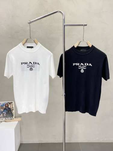 prada普拉达独家专供春夏新款原单男士休闲针织短袖。高端定制 高版本 时尚百搭爆款原版进口面料 Logo图案设计 手感超柔软细腻 穿着亲肤舒适 高端精品 代工