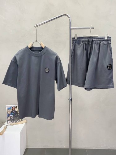 套。短袖 、短裤 Dolce&Gabbana杜嘉班纳独家专供新款专柜同款春夏套装，高级感满满！细节精致高档，做工无可挑剔！进口面料 立体精致细腻。原版高端双面平