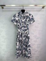 Dio*2025新品上架 翻领印花连衣裙 定制Yb进口斜纹稠材质 质感光泽 垂顺有型 翻领连衣裙剪裁 通体满印热带植物和蝴蝶元素 呼应炎炎夏日的清爽度假气息 利