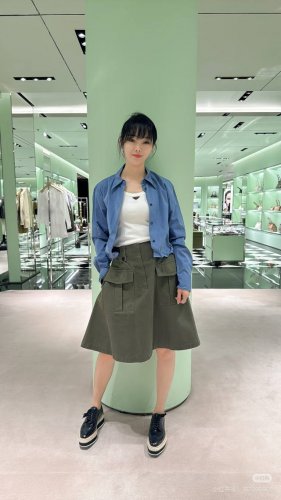 prad* 25Ss春夏新款 百搭工装风A字半身裙 原版开发 高版出品 两侧大口袋装饰简直就是工装风的标配 冲击视觉效果一眼心动的即视感基础干净利落的版型搭配小