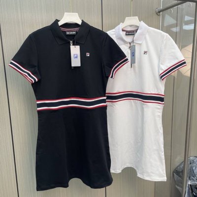 fila斐乐女子运动连衣裙春夏时尚潮流针织Polo翻领修身女运动长裙百搭显瘦时尚潮流针织Polo翻领运动连衣裙。整体版型做的是一个微宽松版型，并且在我们腰部的话