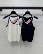 P180上新原单高端品Miumi* 2025早春最新系列！撞色坑条V领领针织背心！定制Yb混纺针织面料舒适柔软 可单穿叠穿的系列 搭配长袖衬衫Tee都能穿出时髦