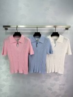 25春夏miumi*女装新款定制亮丝亲肤保暖，30%羊毛70%桑蚕丝。小U领手订字母章仔，弹力坑条修身版型短袖精致气质时尚百搭粉红 灰色 米白 黑色4色 尺码s