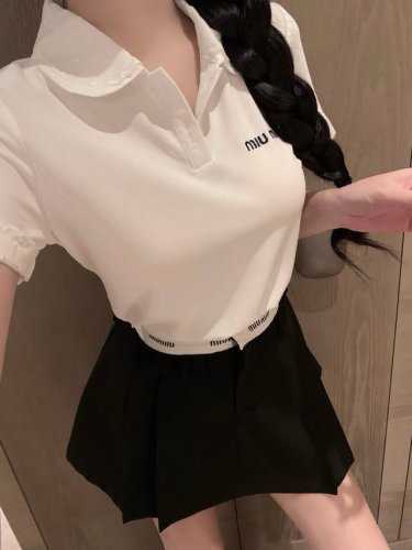 上衣 裙子 Miumiu缪缪字母刺绣花边双层翻领短袖上衣字母印花拼接压褶短裙套装 款号：25670505321 颜色：图片色 尺码：Sml S码80-95斤 M