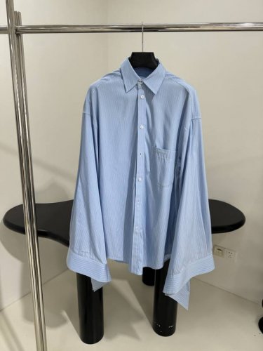 新品大号版型长款衬衫 定制色织条纹棉府绸 大号版型剪裁 口袋胸口字母刺绣 双袖可以打结 正面纽扣 圆形下摆 高版本供应 男女同款 ：蓝条纹 ：