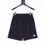 款号Y748 Blcg X Adidas 三叶草联名织带短裤 新款爆款限定联名系列三道杠短裤男女同款。炎热的夏天又怎能少得了短裤装备呢！ 全新的法式奢侈潮流文化
