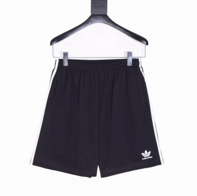 款号Y748 Blcg X Adidas 三叶草联名织带短裤 新款爆款限定联名系列三道杠短裤男女同款。炎热的夏天又怎能少得了短裤装备呢！ 全新的法式奢侈潮流文化