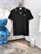 Gucci。2025春夏新款男士标识短袖Polo衫，延续经典商务休闲翻领Polo恤.该款Polo衫采用丝光双面棉质珠地面料制成，隽永设计可跨越时尚潮流。经典款型