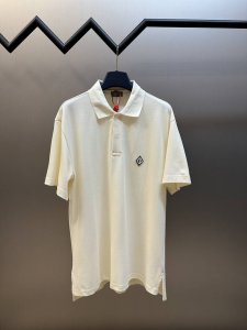 Dior Diamond 补丁polo衫 定制珠地纯棉缎面料 胸前Dior Diamond橡胶补丁标志跃然衣上 彰显独特身份与魅力 采用进口专机红外线定位 Di