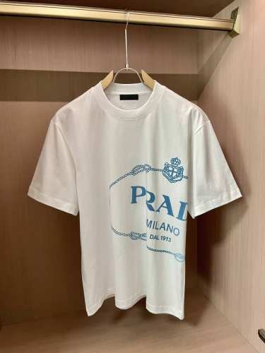 prad 官网同款 官网同款 官网同款 重磅推荐！2025Ss夏装新品 专柜在售 最新系列图案Logo短袖T恤 必须人手一件的节奏！进口顶极丝光面料，极为亲肤舒